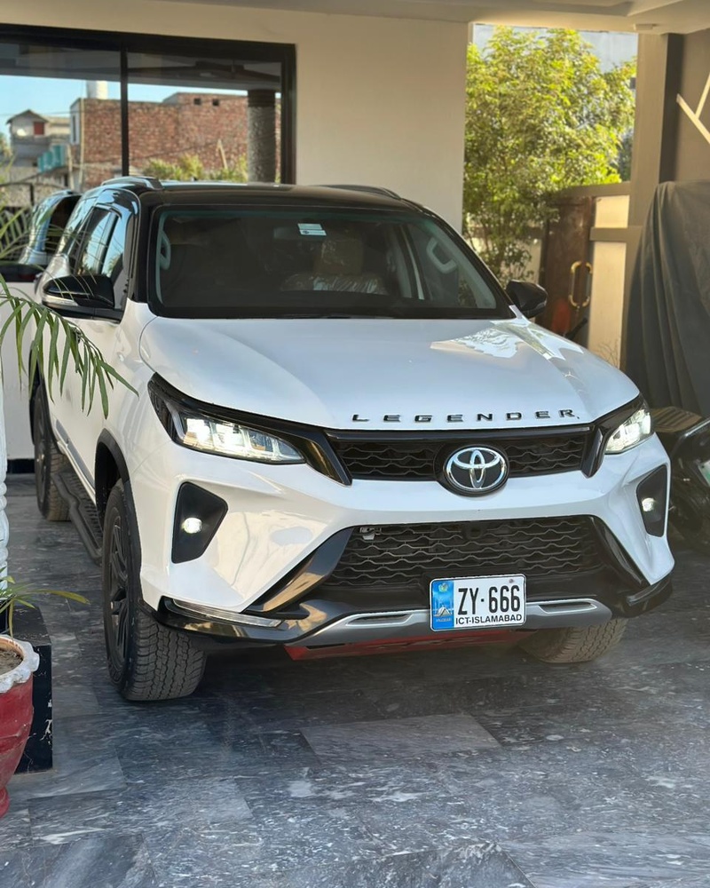 Toyota Fortuner Legender (White)